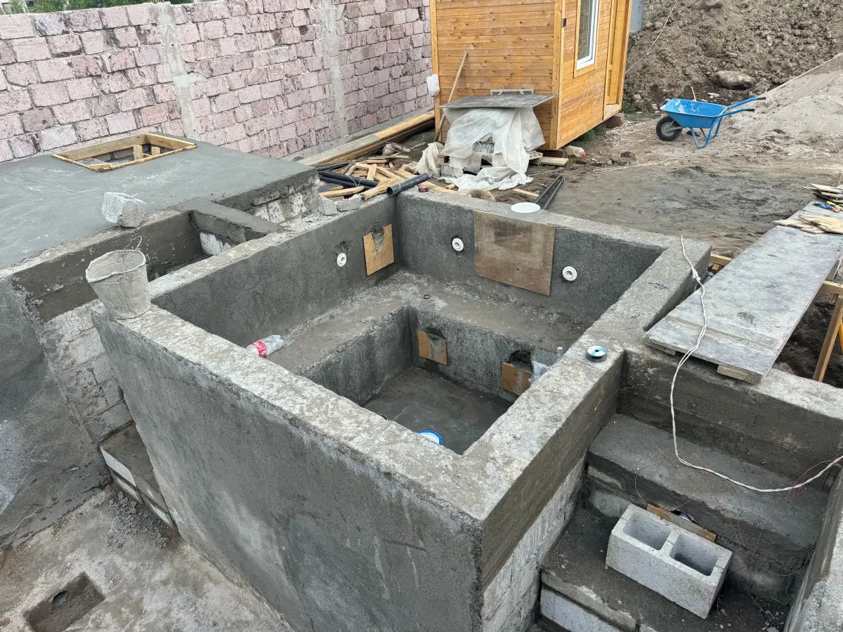 լողավազանը-կառուցման-փուլում